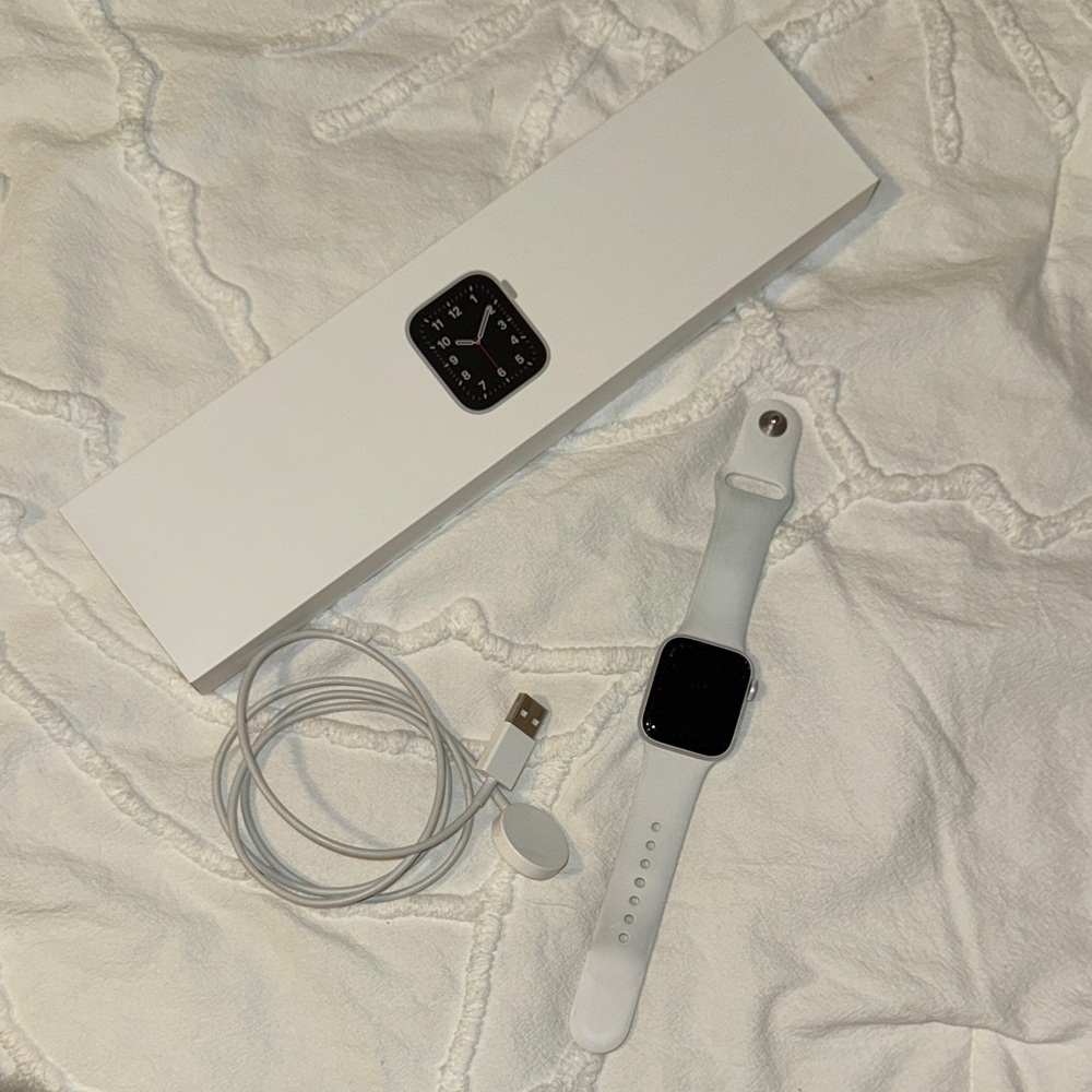 apple watch SE 40mm silver aluminum sport band GPS model